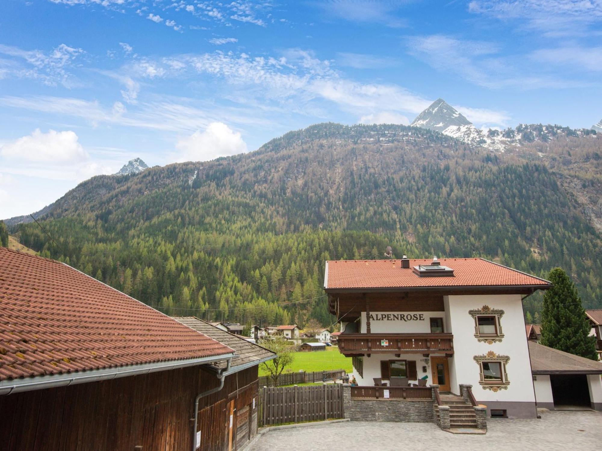 Comfortable apartment in Längenfeld with ski storage Exteriör bild